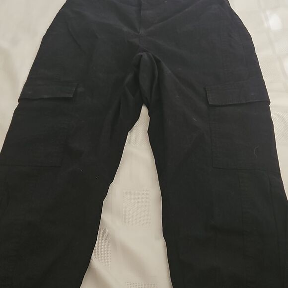 Women's Black Cargo Capri Cotton Pants - Picture 14 of 16